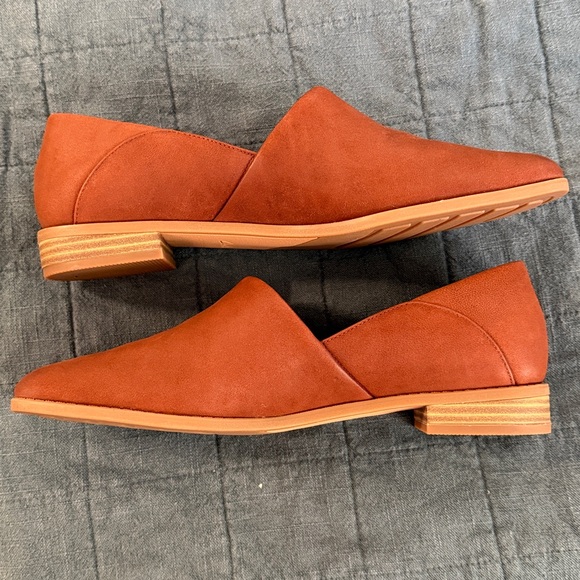 Clarks Women's Tan Loafers - Picture 6 of 8